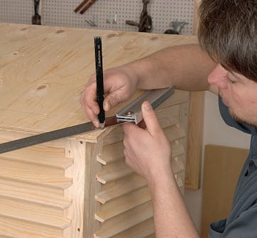 Lämpöpumpun suoja: Poista tarvittaessa katon terävät kulmat merkitsemällä ja sahaamalla ne pois. Lämpöpumpun suoja: Poista tarvittaessa katon terävät kulmat merkitsemällä ja sahaamalla ne pois.